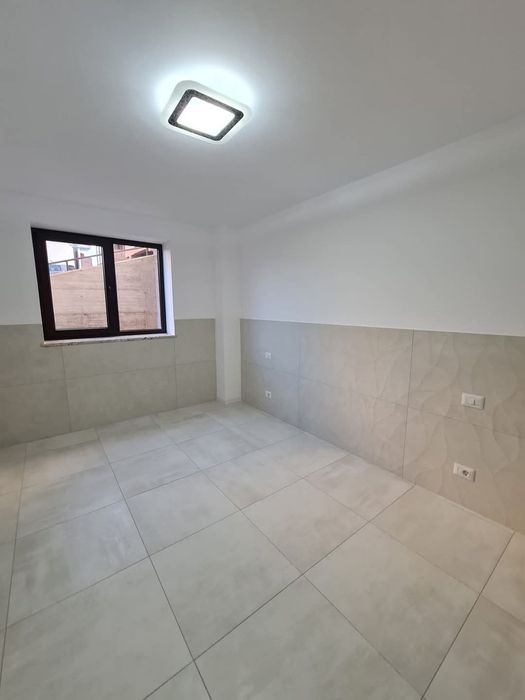 Vând spațiu comercial finisat în bloc nou