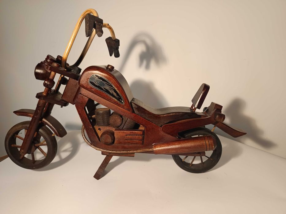 Motocicleta Harley Davidson confectionata manual din lemn 44cm