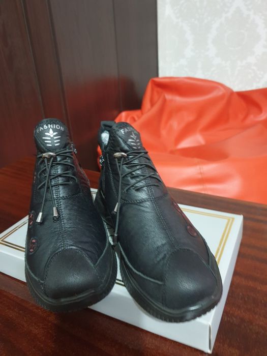 Продаются ботинки.