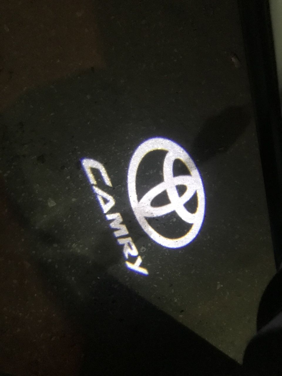 Проекция логотипа на авто в дверь.  Toyota Camry, land cruiser, Prado