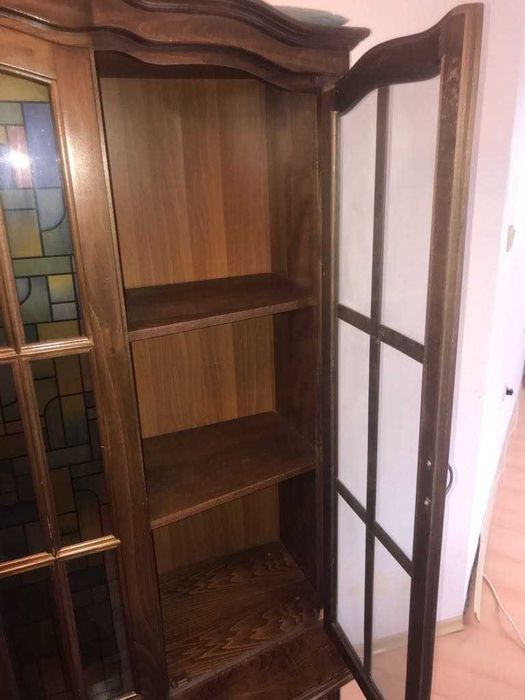 Масивен много красив и запазен бюфет-витрина