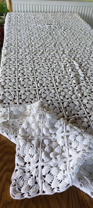 Fata de masa sau cuvertura lucrata manual