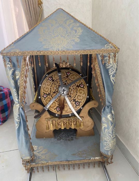 Продается трон с костюмами