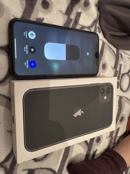 Айфон 11  емкость 82%