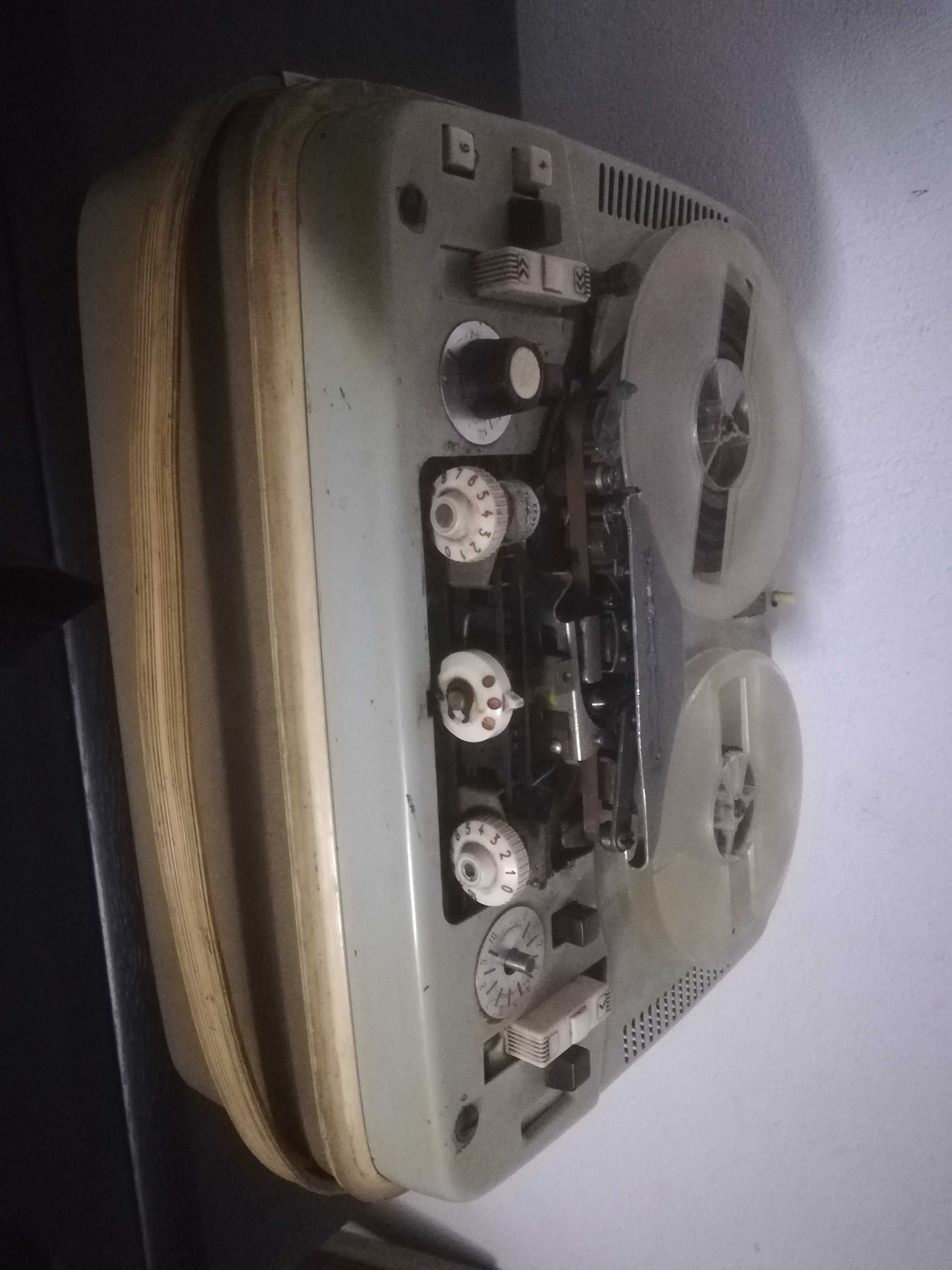Vintage magnetofon pe lampi Sonet B3
