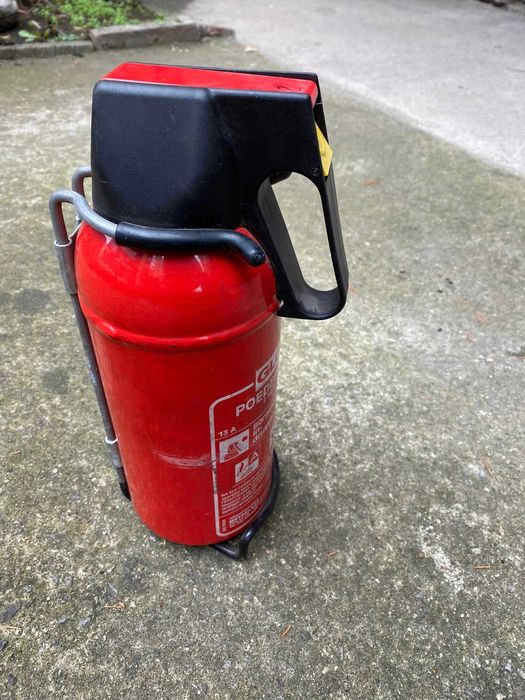 Крик, ключ за джанти, триъгълник, пожарогасител