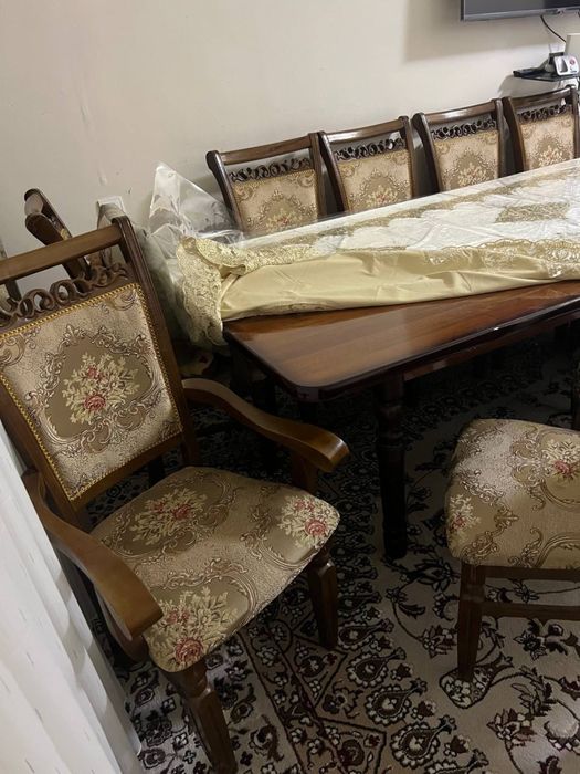 Стол со стульями