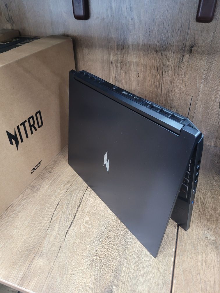 Acer Nitro V16 AMD Ryzen 7-8845HS
ОЗУ -16 GB