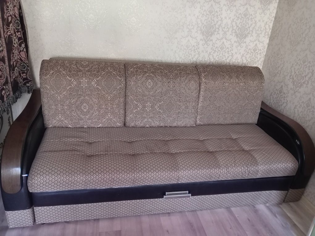 Продам диван в хорошем состоянии