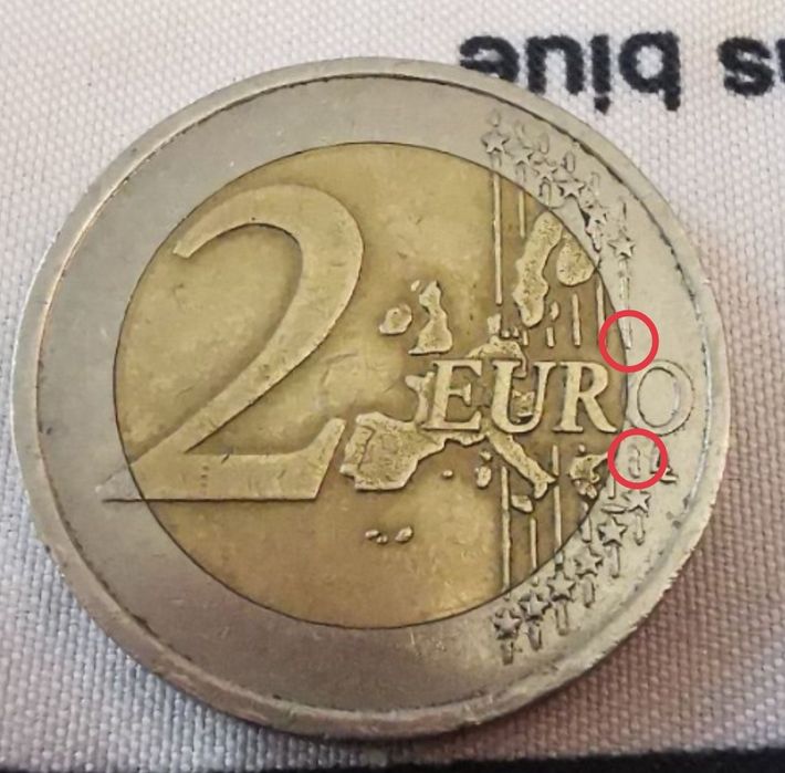 2 евро монета с изместен център и грешки