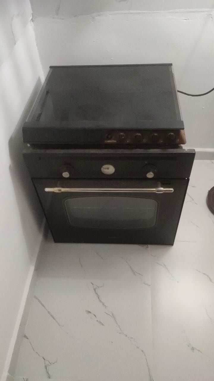Продам духовку и варочную поверхность Ariston.