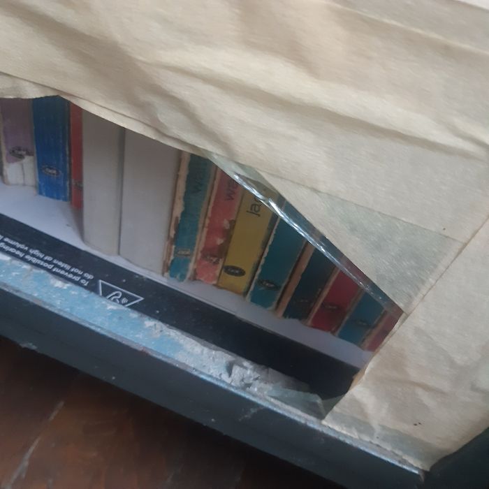 Dulap metalic vechi de farmacie cu sticla