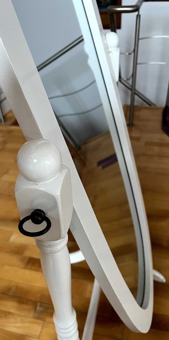 Oglindă ovală cu ramă din lemn alba