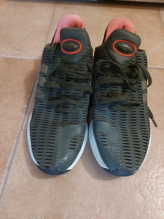 Vând pantofi sport mărimea 44.sunt purtați de 2,3 ori.imi sunt mici.