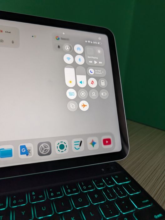 iPad 10.9 (2022), 64GB cu husă ESR şi stilou Next ONE (istyle.ro)