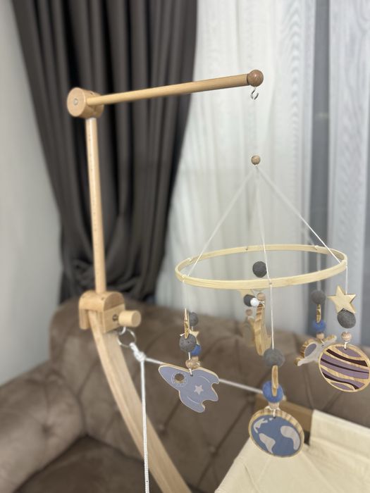 Дървена дрънкалка за бебешка кошара