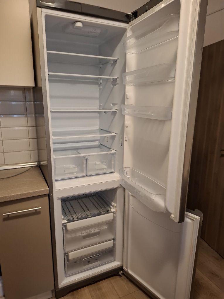 Vand combina frigorifica Indesit
