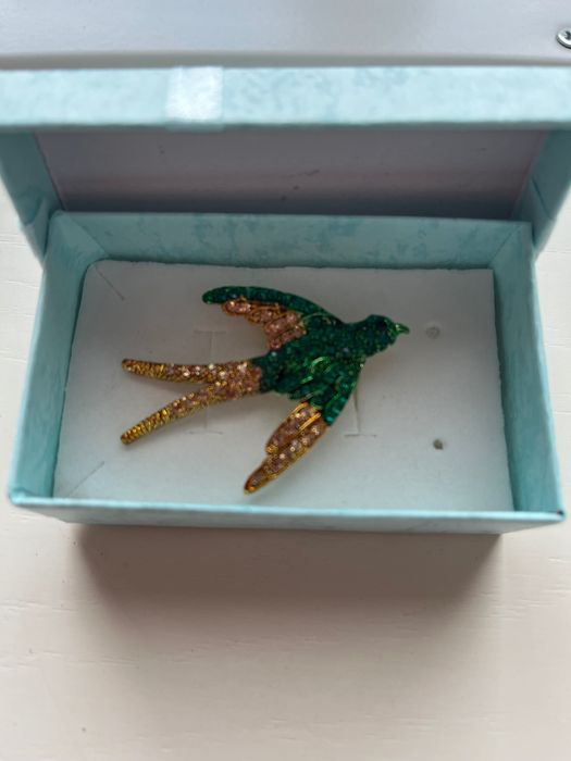 Брошка с камъни Swarovski