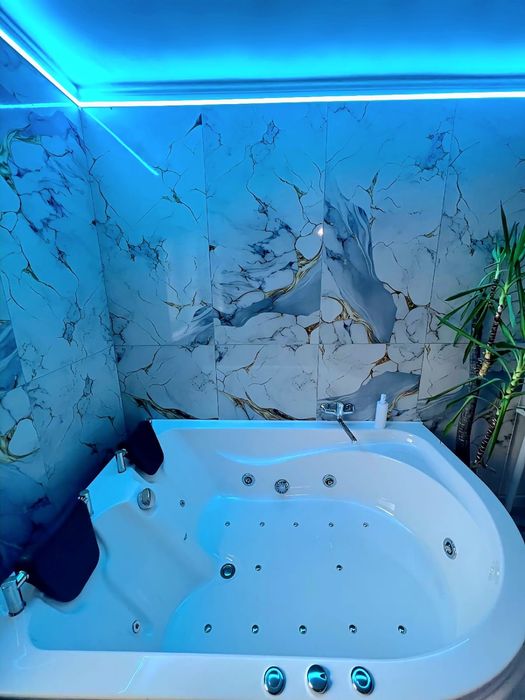 Cazare Apartament cu Jacuzzi Privat si Bucatarie