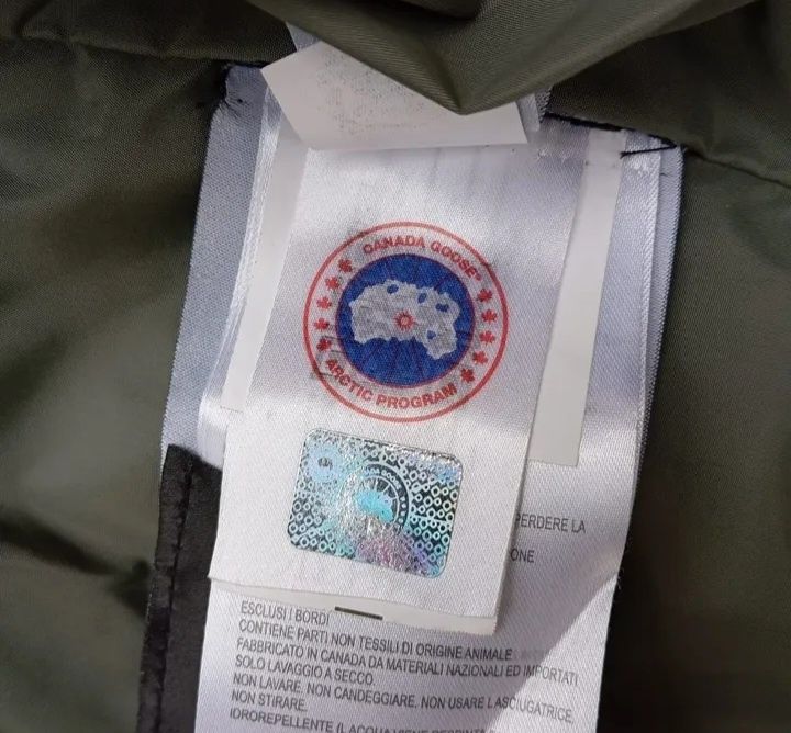 Vând geaca dama Canada Goose!