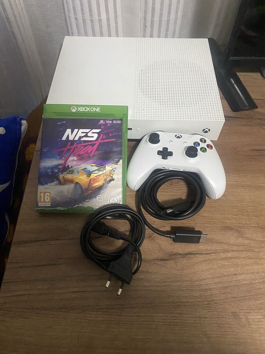 Consola xbox one s in stare buna cu o maneta si un comtroler
