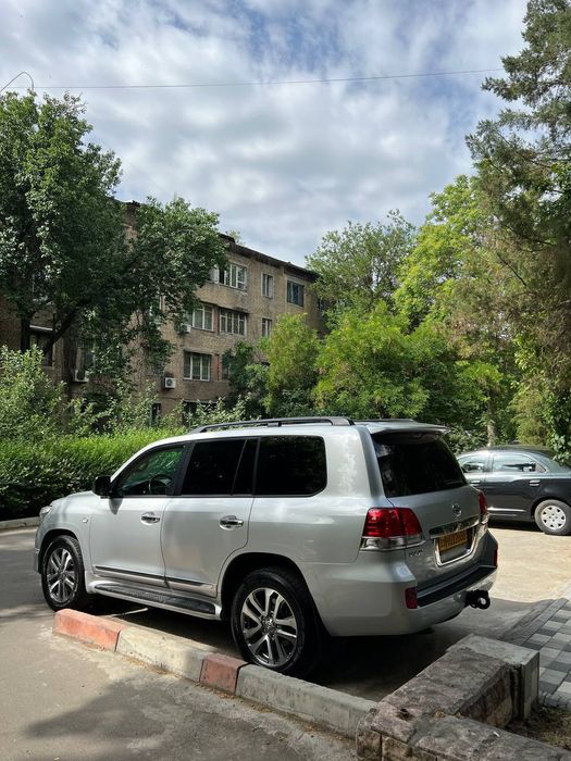 Продаю безупречный Toyota Land Cruiser 200 GXR V6 в редком цвете