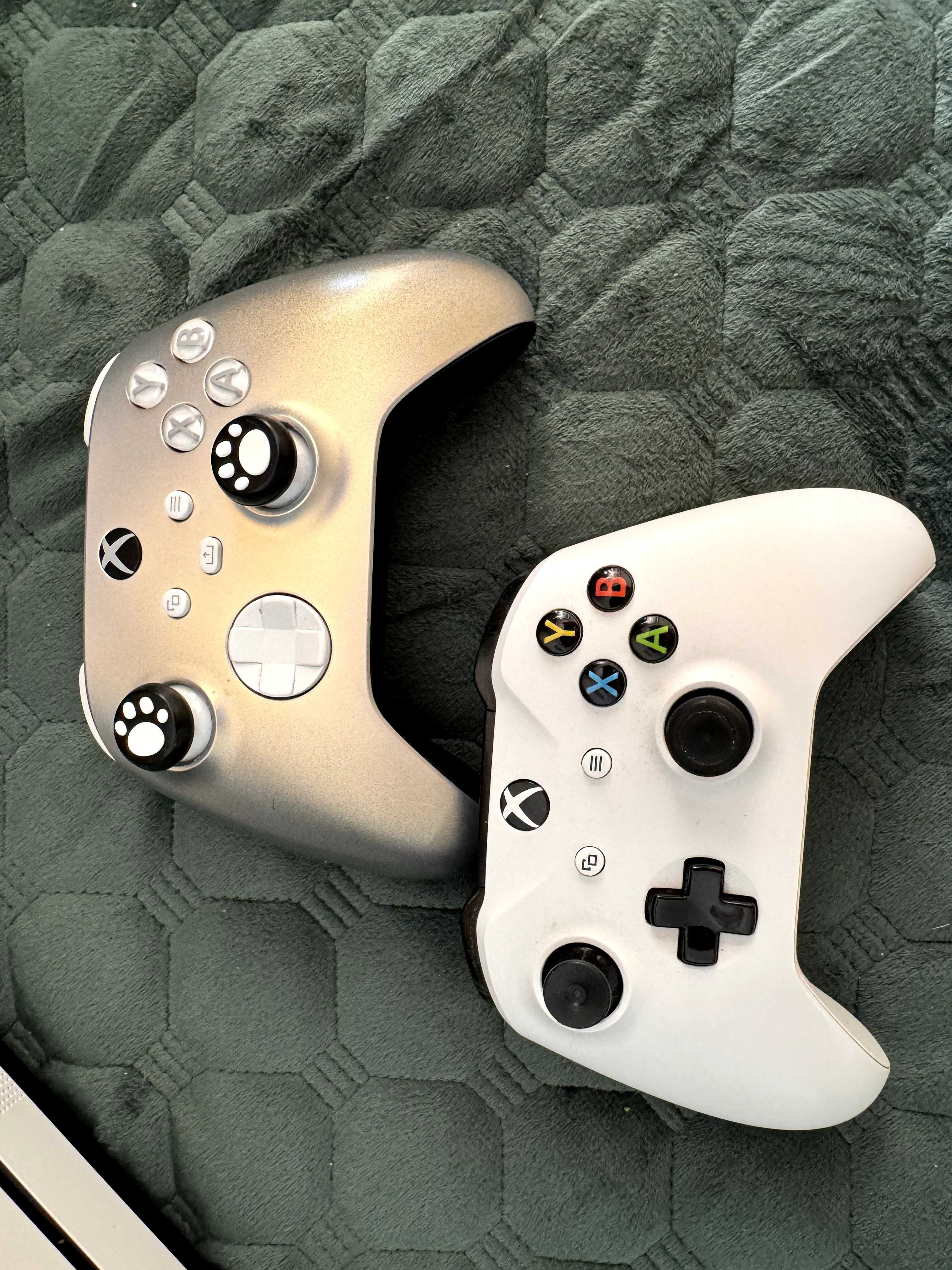 Xbox One S (UK plug) - 1 TB + toate jocurile si doua controlere