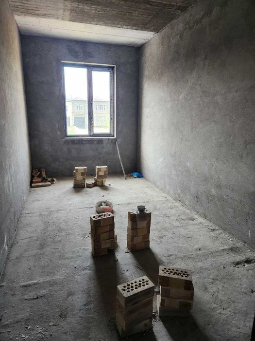 Zamona to'yxonaning ro'parasida novostroykada uy sotiladi
