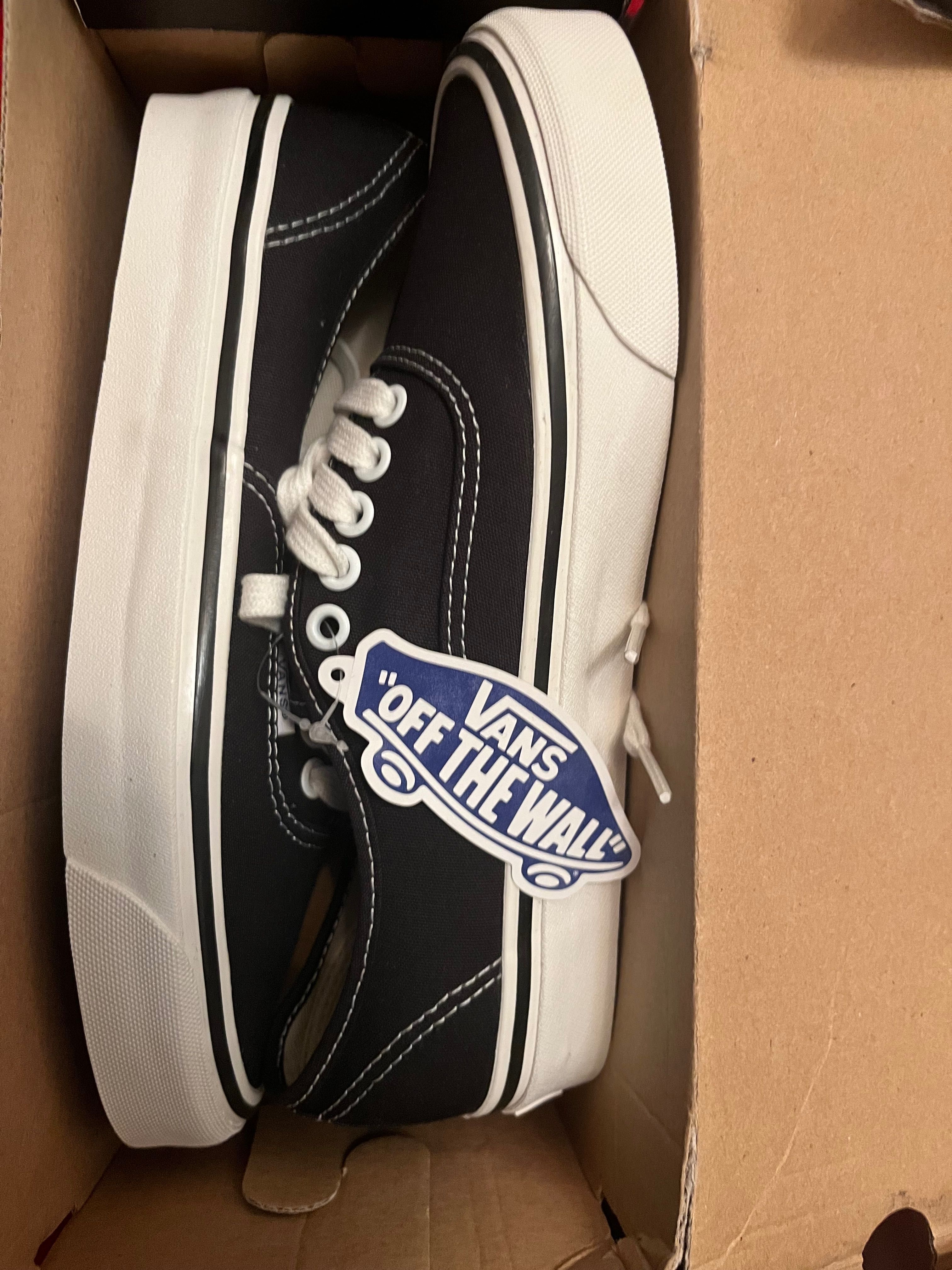 Обувки Vans чисто нови