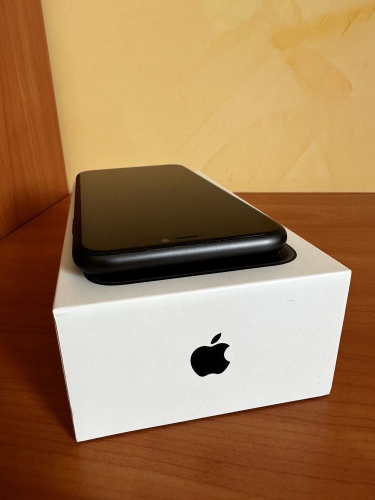 Apple iPhone 11, 64 GB, черен