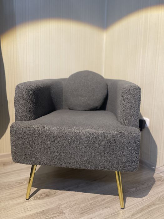 Кресло серого цвета