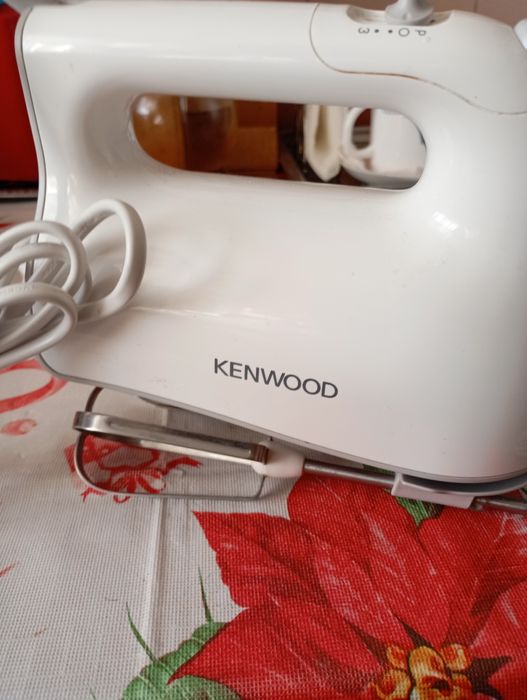 Vând mixer 3 viteze marca Kenwood origine UK.