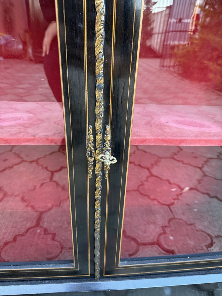 Comoda/vitrina stil napoleon III cu detalii din bronz si portelan