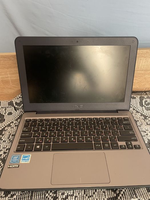 Лаптоп ASUS W202N