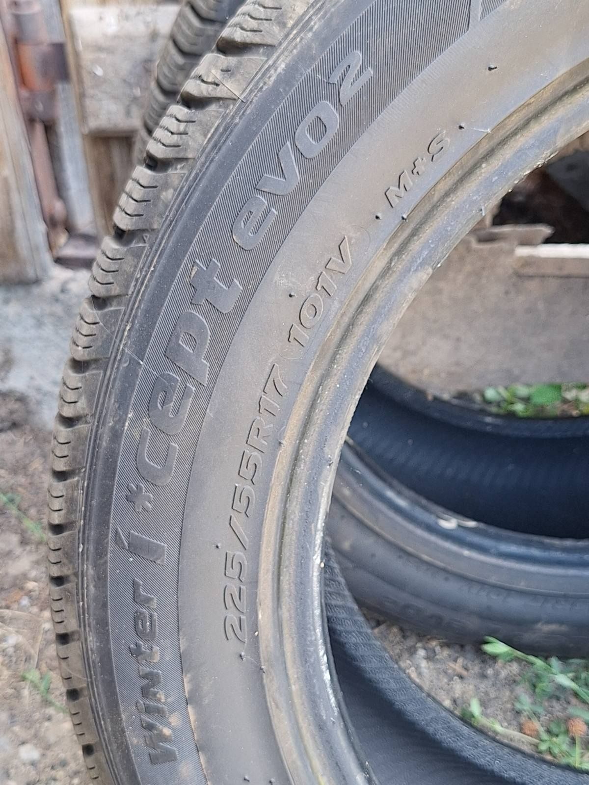 Гуми 2 броя Hankook