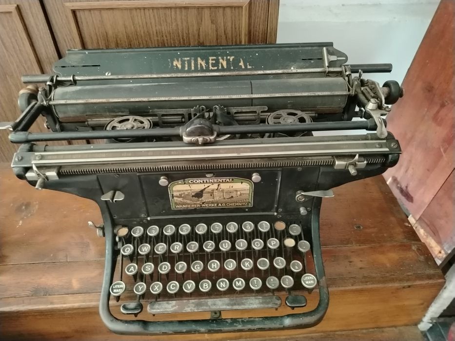 Mașină scris continental.