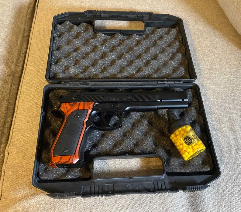 Pistol actionare arc incarcator bile si cutie transport