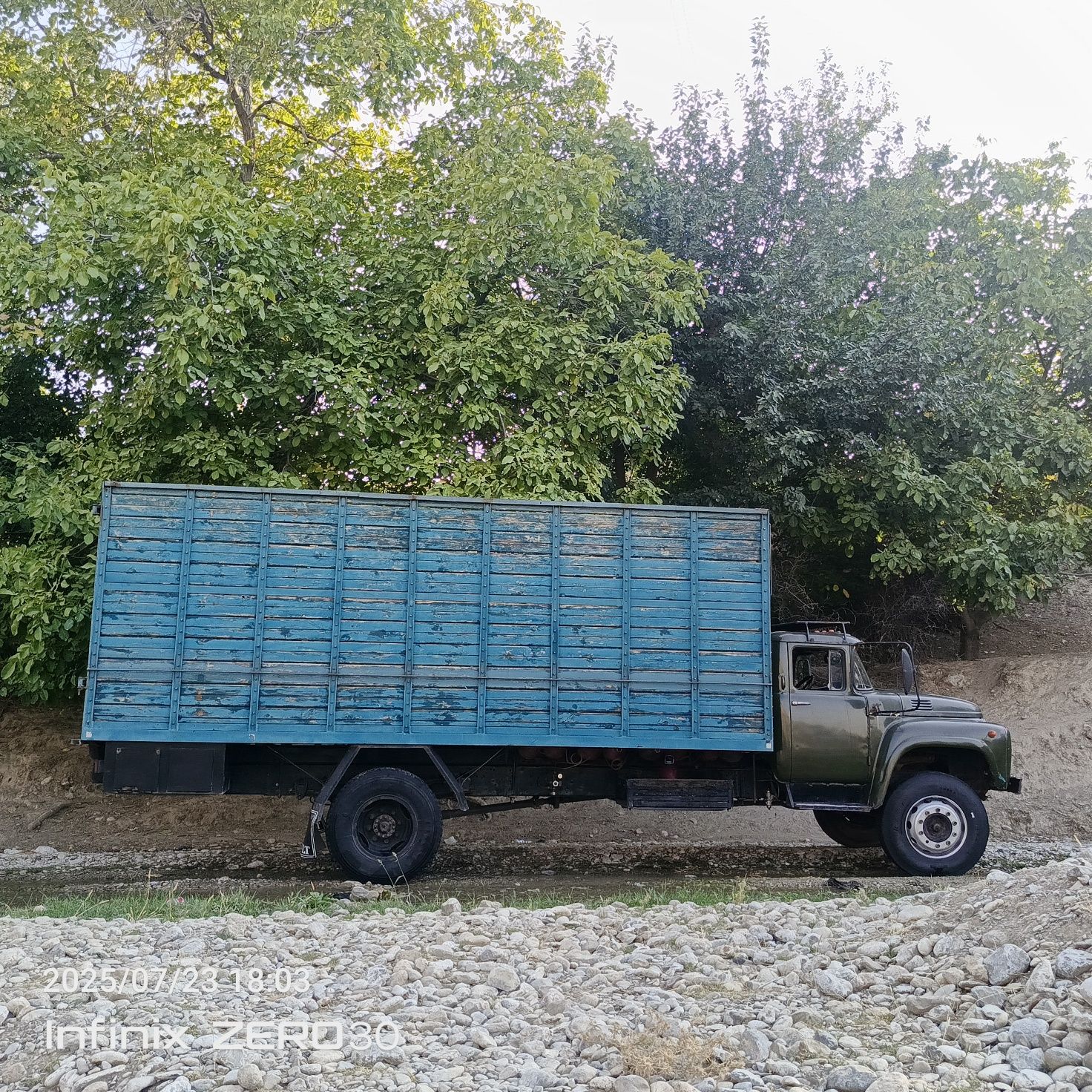 Zil sotiladi moshina soz holatda kuzf uzunligi 6.20. mator ural