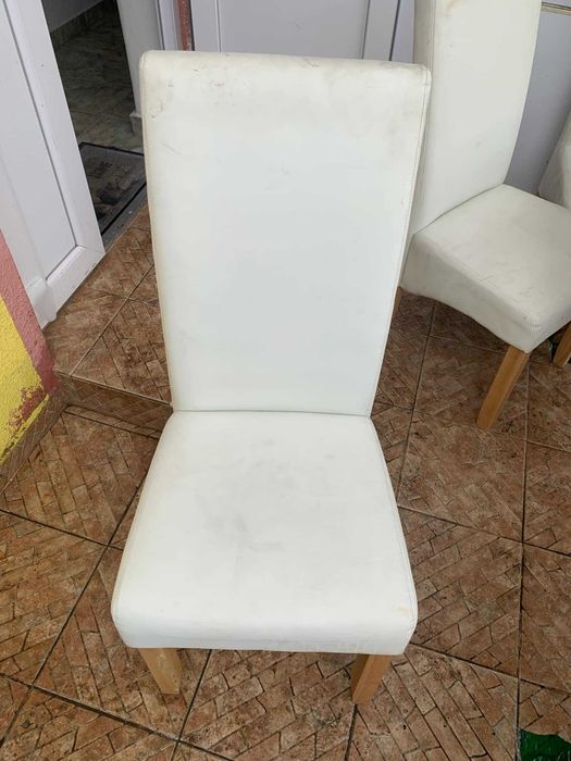 Masa cu blat din lemn masiv cu patru scaune inbracate in piele alba