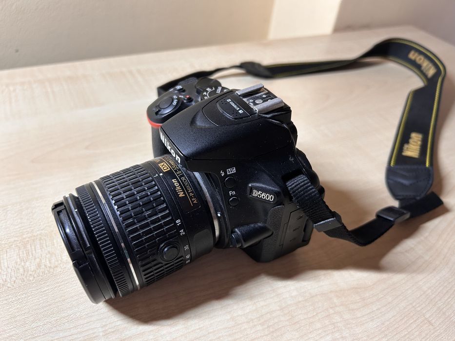 DSLR Nikon D5600 slab utilizat