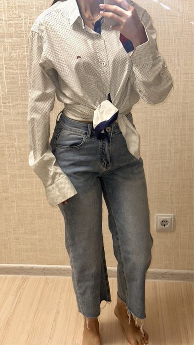 Джинсы и рубашка Tommy Hilfiger