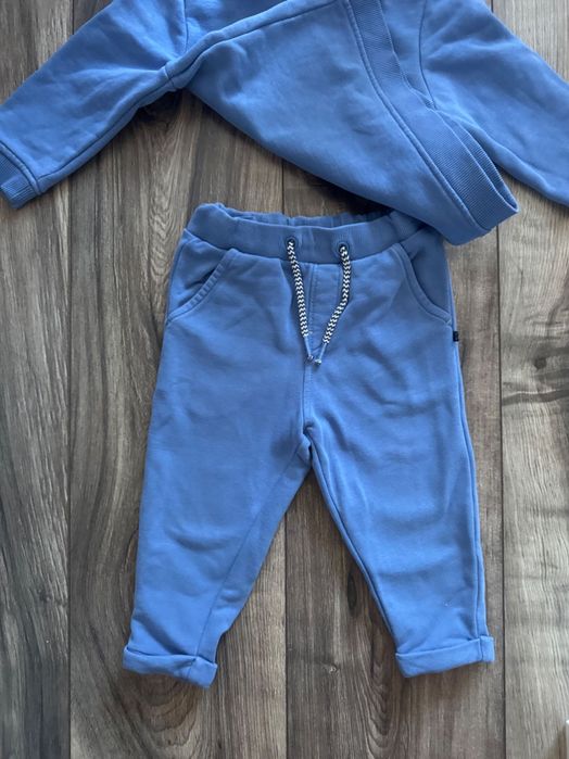 Син сет на марката Окайди. Спортно долнище + суитшърт. Размер 12-18 м.