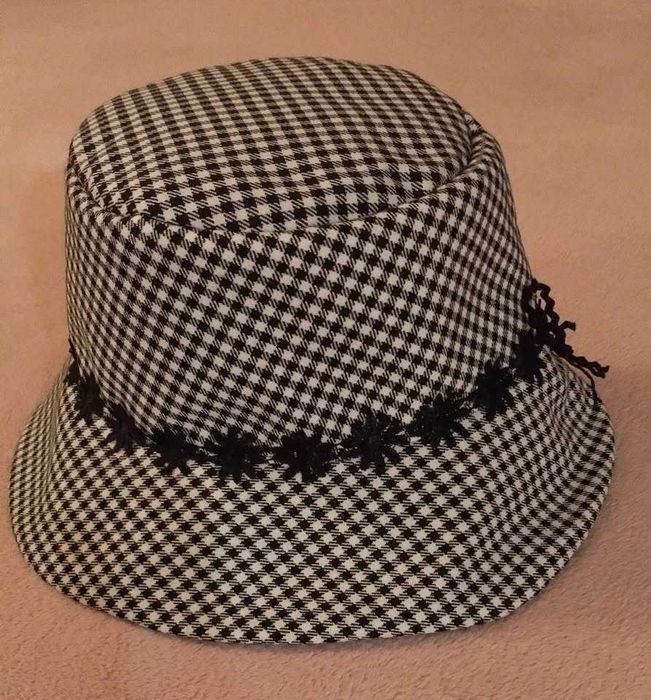 Дамска шапка пепит