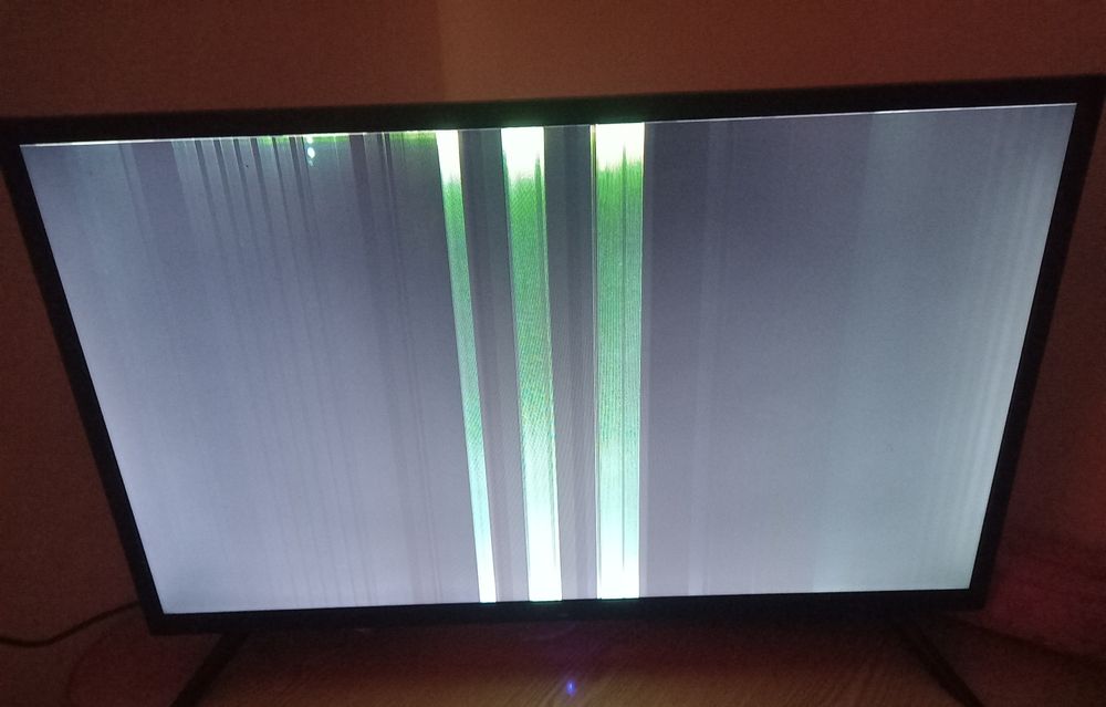 Boxă  și  un  tv