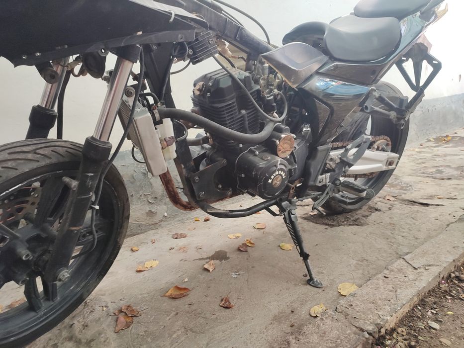 Продаётся мотоцикл. В среднем состоянии.