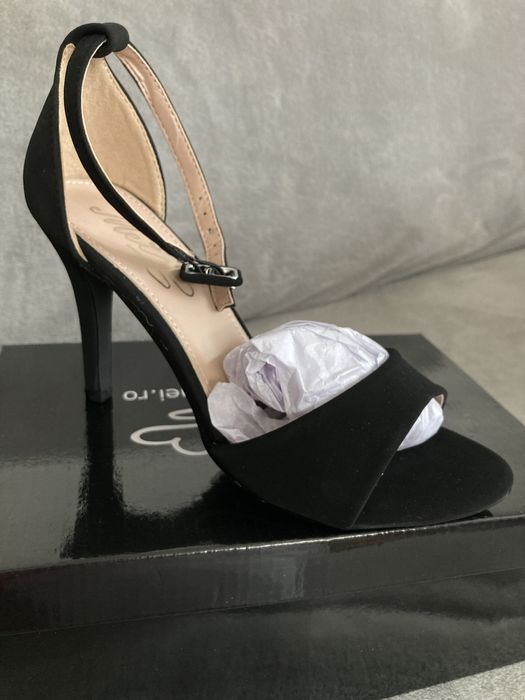 Sandale elegante eveniment .