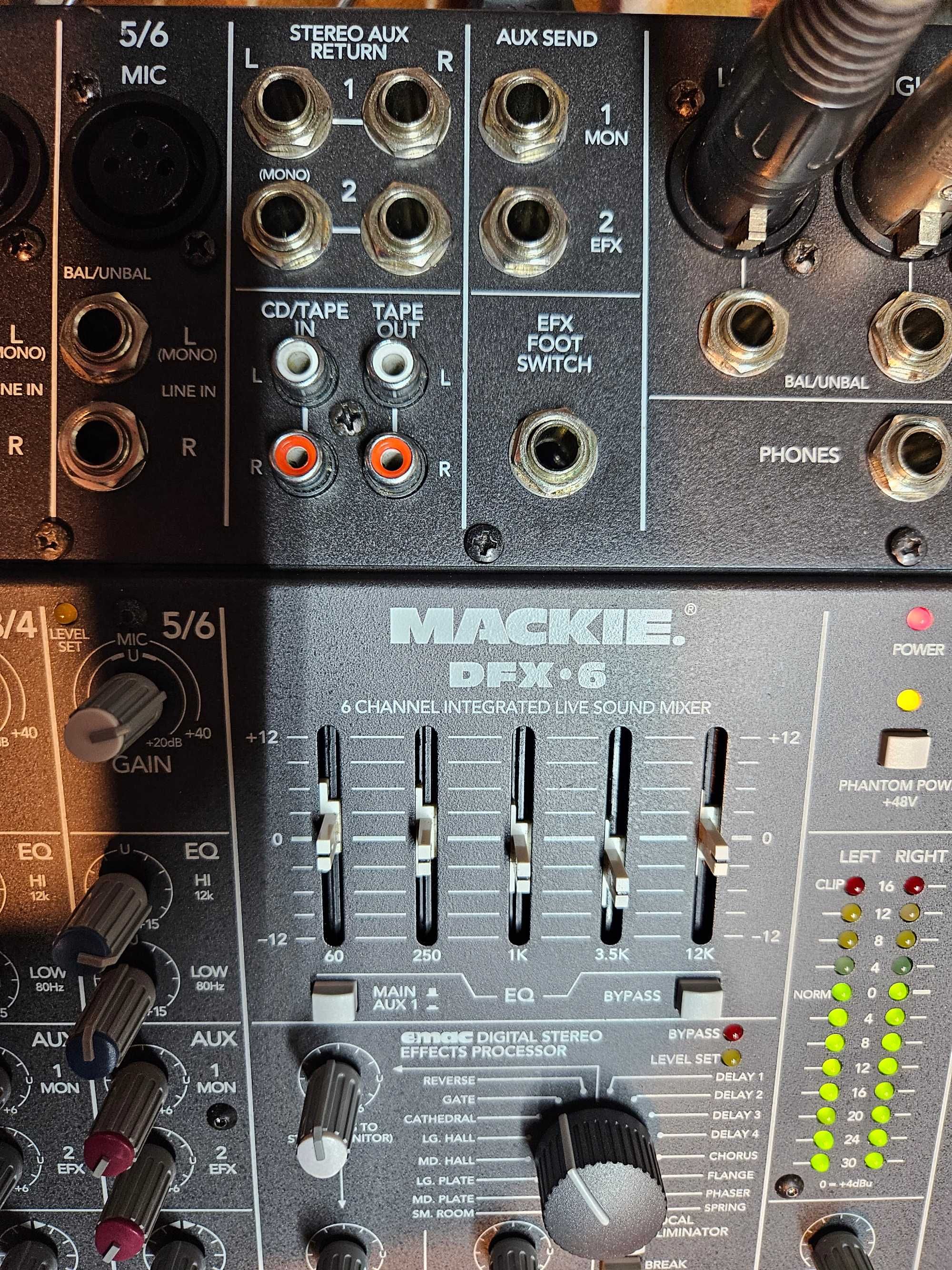 Mackie DFX6 6-Channel Mixer cu Efecte