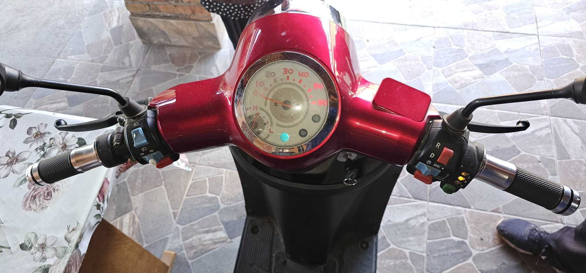 Moped electric cu 3 roti marca YADEA