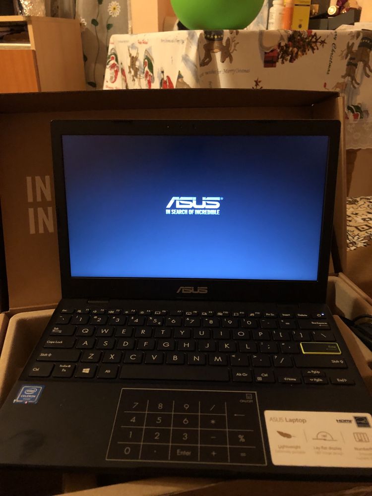 Laptop ASUS E210M impecabil
