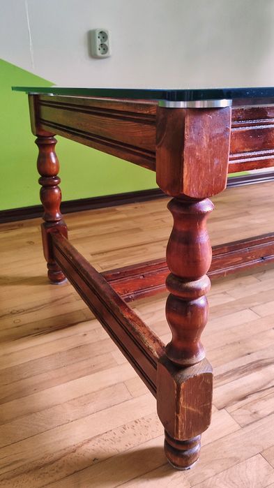 Холна стъклена маса с дървени крака